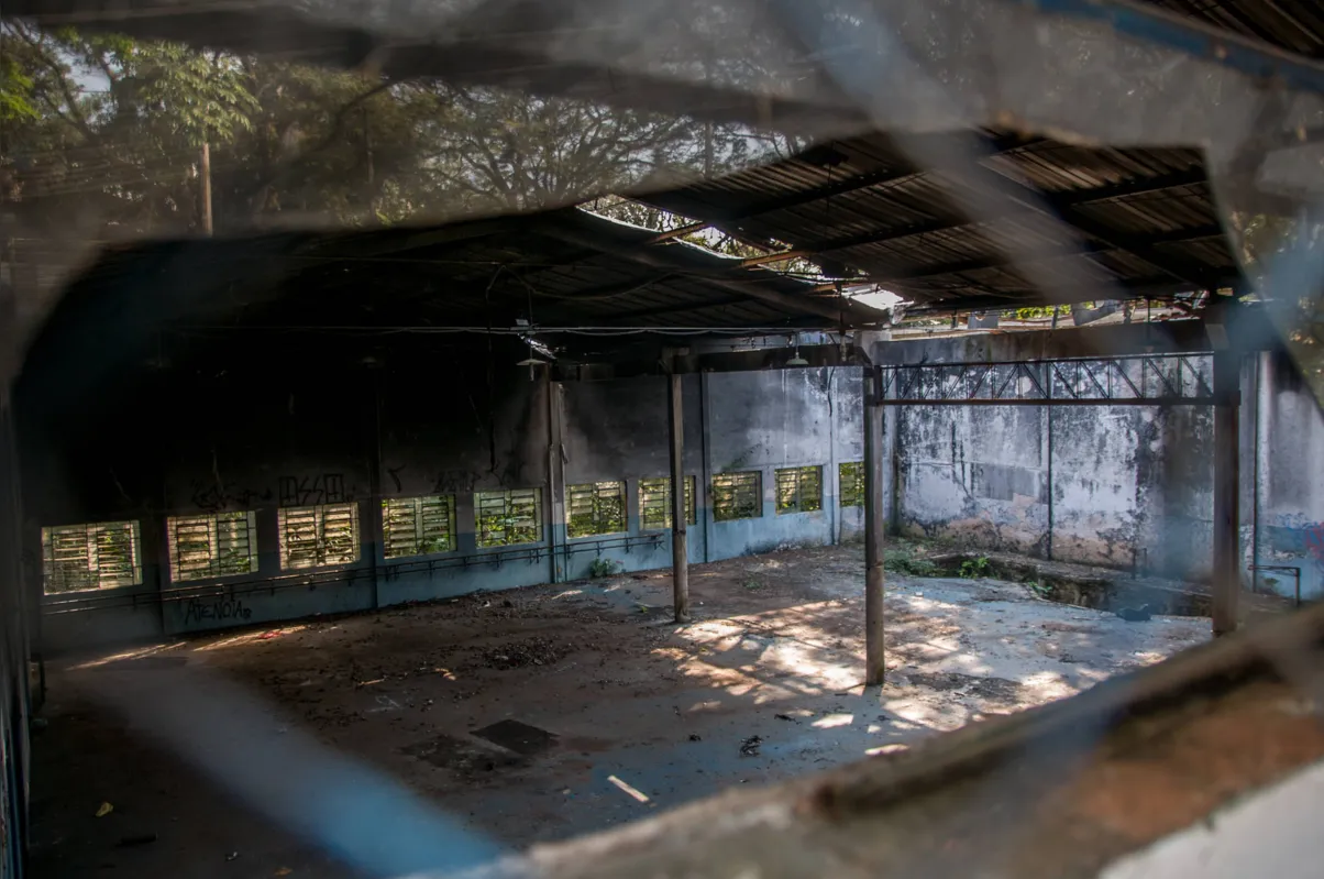 Desde 2015, o Centro de Ginástica Artística Alceu Malucelli ficou abandonado e virou abrigo para moradores de ruas e usuários de drogas