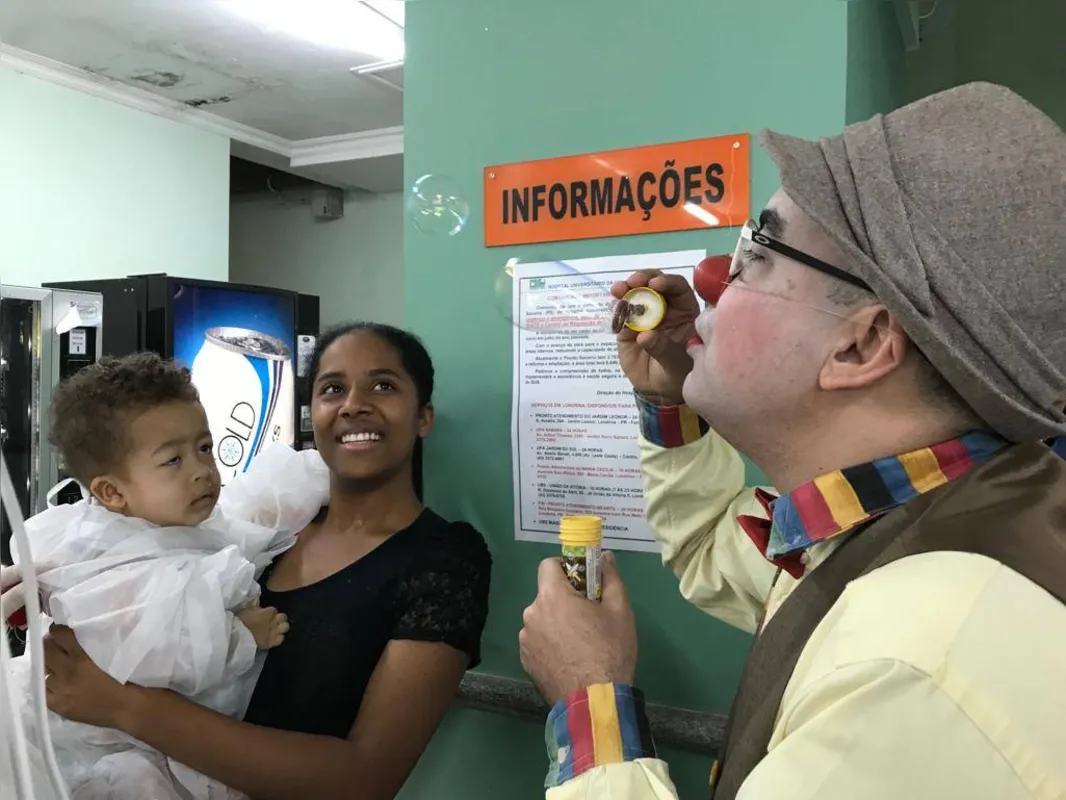  Vanessa Aparecida de Souza é mãe de  Fernando: brincadeiras criam motivos para sorrir enquanto espera o retorno para casa