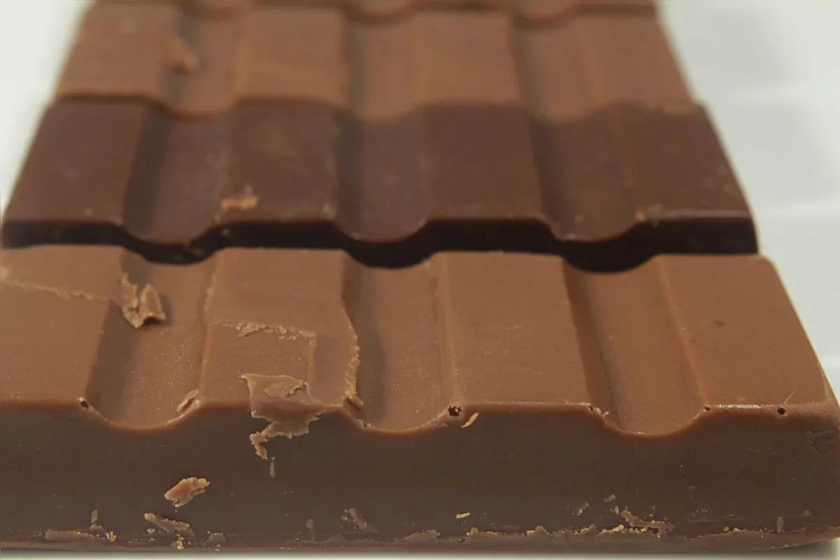 Segundo nutrólogo, o consumo de chocolate contribui para a produção de serotonina e faz aumentar a sensação de felicidade