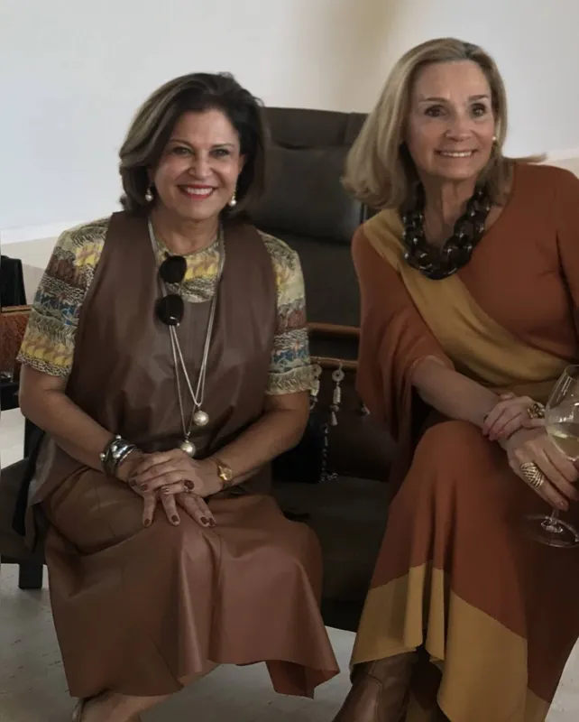 Na reunião de amigas, sábado último, na bela residencia de Lilian Accorsi Albuquerque, a festejada presença de Vera Cardoso e de Francesca “Keka” Salazar da Costa, amigas de sempre