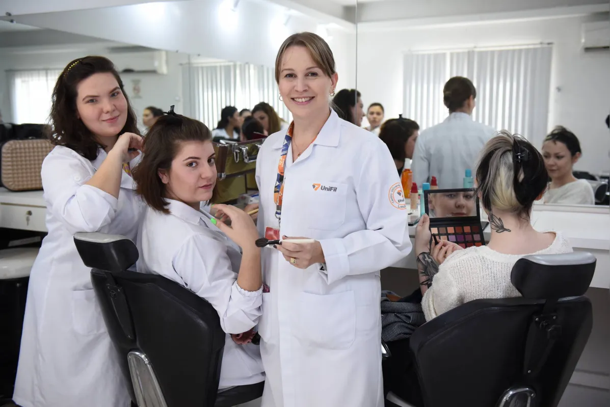 As alunas Sthaylla Szezerbatry e Karina Bachega com a professora Franciele Cruz