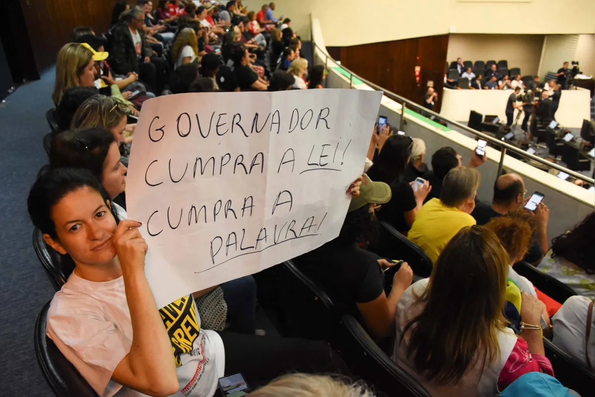 PR - ASSEMBLEIA-LEGISLATIVA-PR - GERAL - Movimentação dos servidores públicos na Assembléia Legislativa do Paraná em Curitiba (PR), nesta segunda-feira (01). Servidores estão em greve e exigiem negociação com o governo. 01/07/2019 - Foto: EVERSON BRESSAN/FUTURA PRESS/FUTURA PRESS/ESTADÃO CONTEÚDO