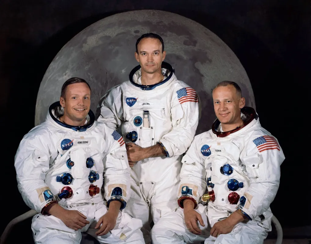 Neil A. Armstrong, Michael Collins e Edwin E. "Buzz" Aldrin, na foto oficial da Apolo 11, dias antes da decolagem