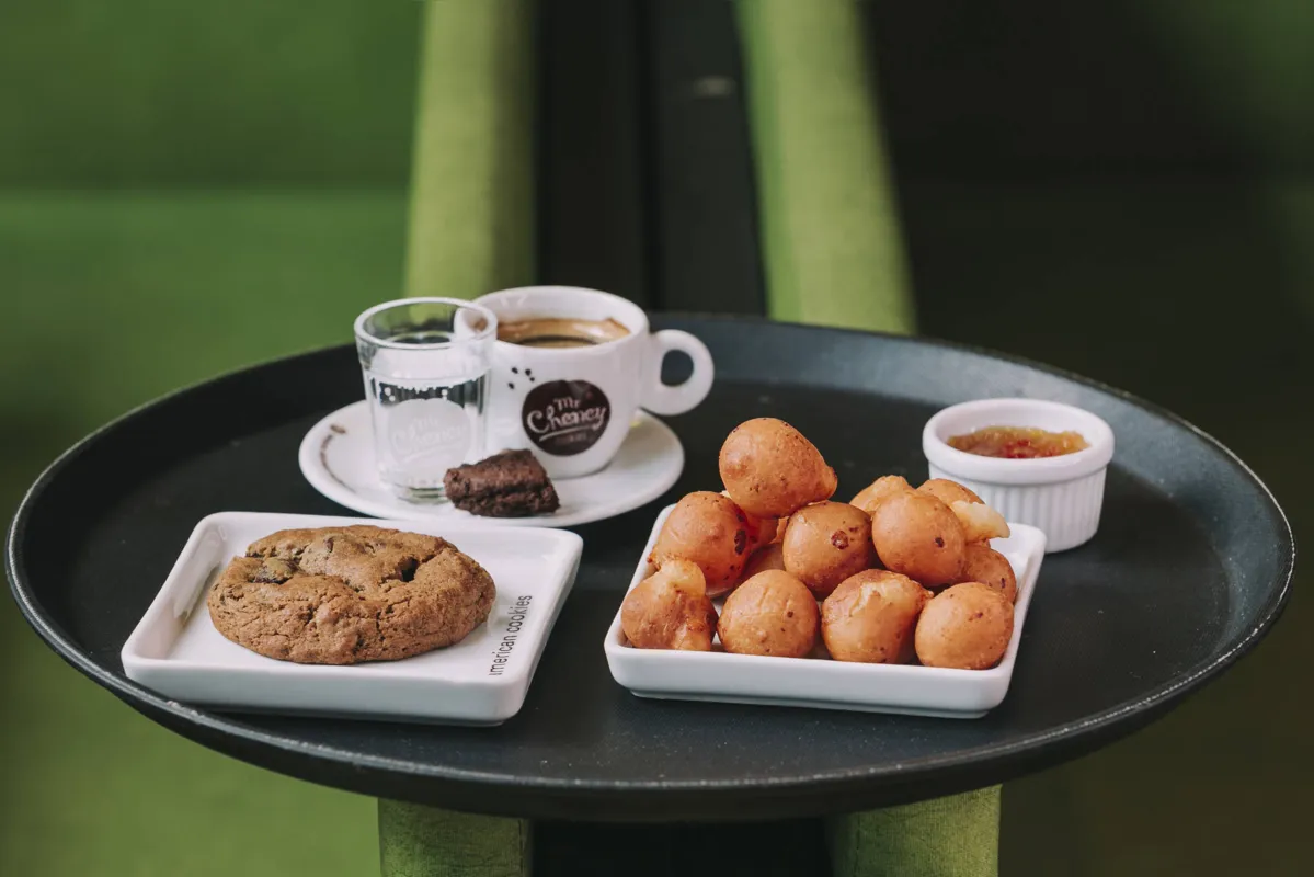 Porção de mini pão de queijo, cookies e café espresso Santo Grão: opções do Banana Lake – Mr.Cheney para o festival