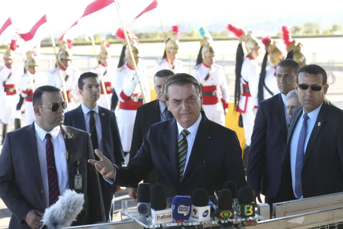 Imagem ilustrativa da imagem Bolsonaro diz que pode aceitar ajuda, mas exige que Macron 'retire insultos'