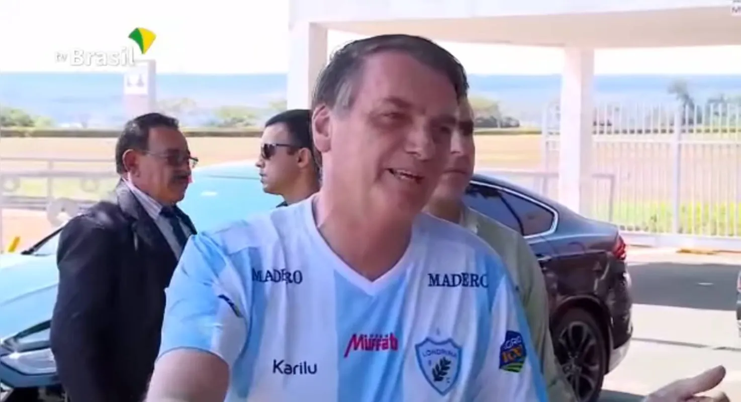 Imagem ilustrativa da imagem Bolsonaro veste camisa do LEC antes da derrota para o São Bento