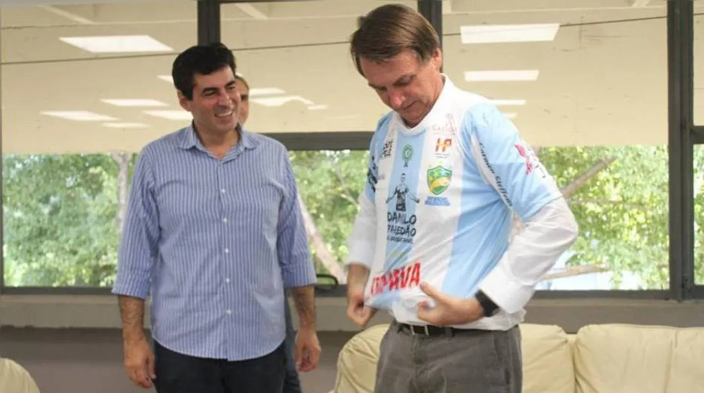 Imagem ilustrativa da imagem Bolsonaro veste camisa do LEC antes da derrota para o São Bento