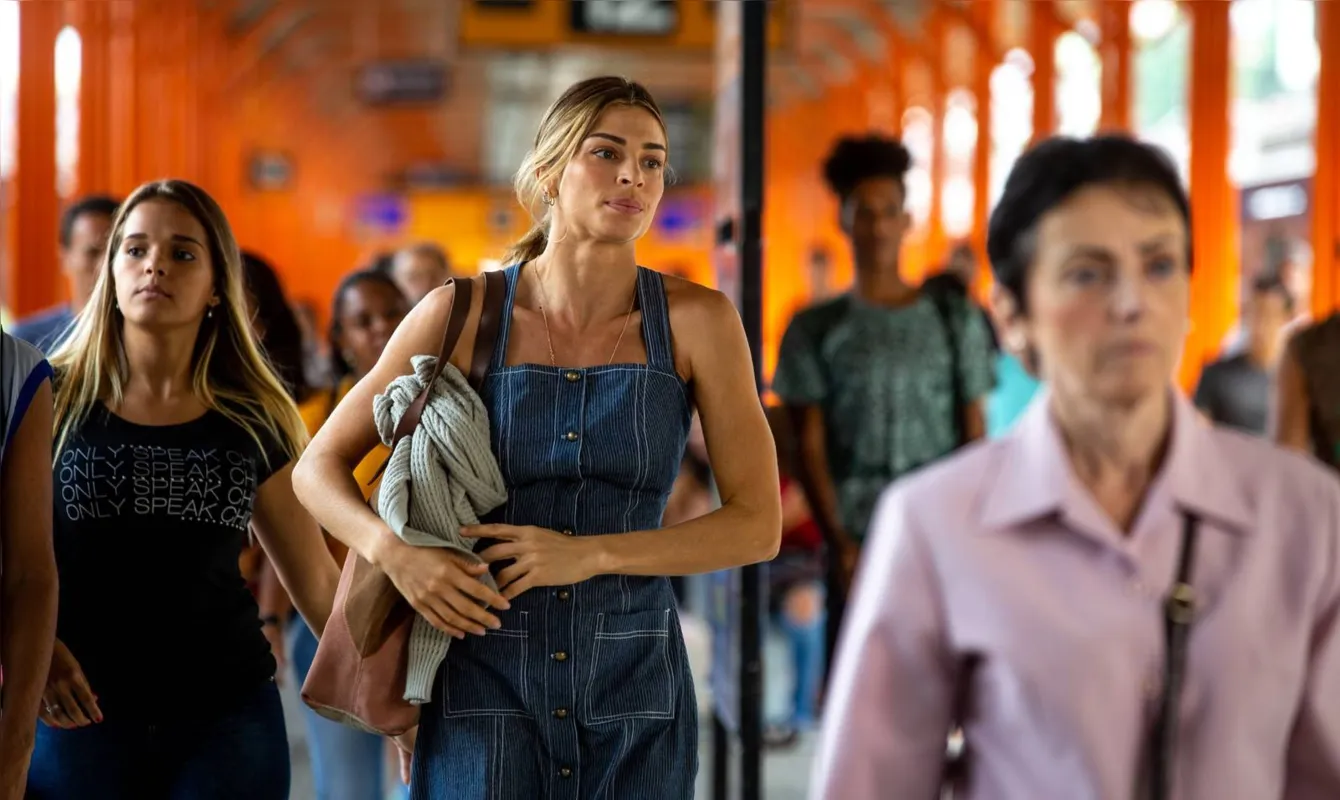 Grazi Massafera protagoniza a costureira Paloma que  tem a vida virada do avesso por acreditar que tem apenas seis meses de vida