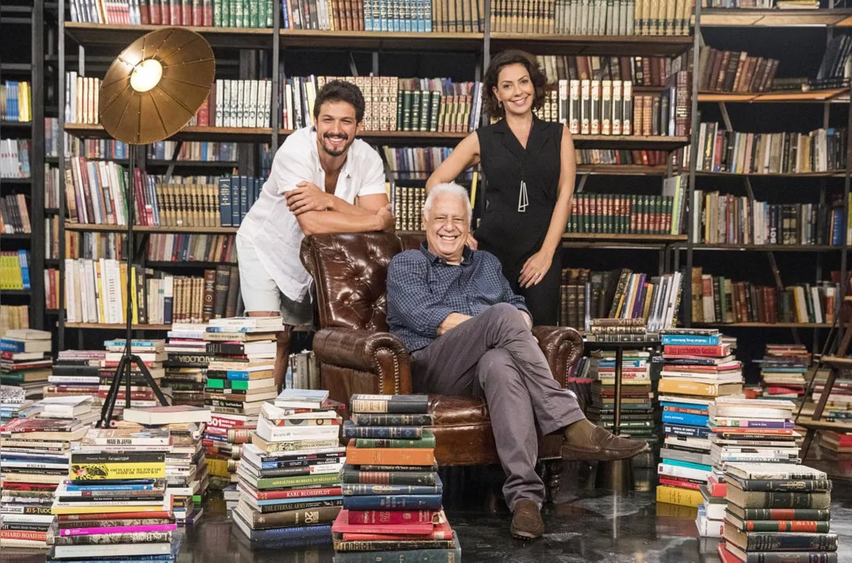 Já Antonio Fagundes, o Alberto, dono da editora Prado Monteiro, é prático, autoritário e ranzinza. Como pai de Nana (Fabiula Nascimento) e Marcos (Romulo Estrela), é distante e exigente