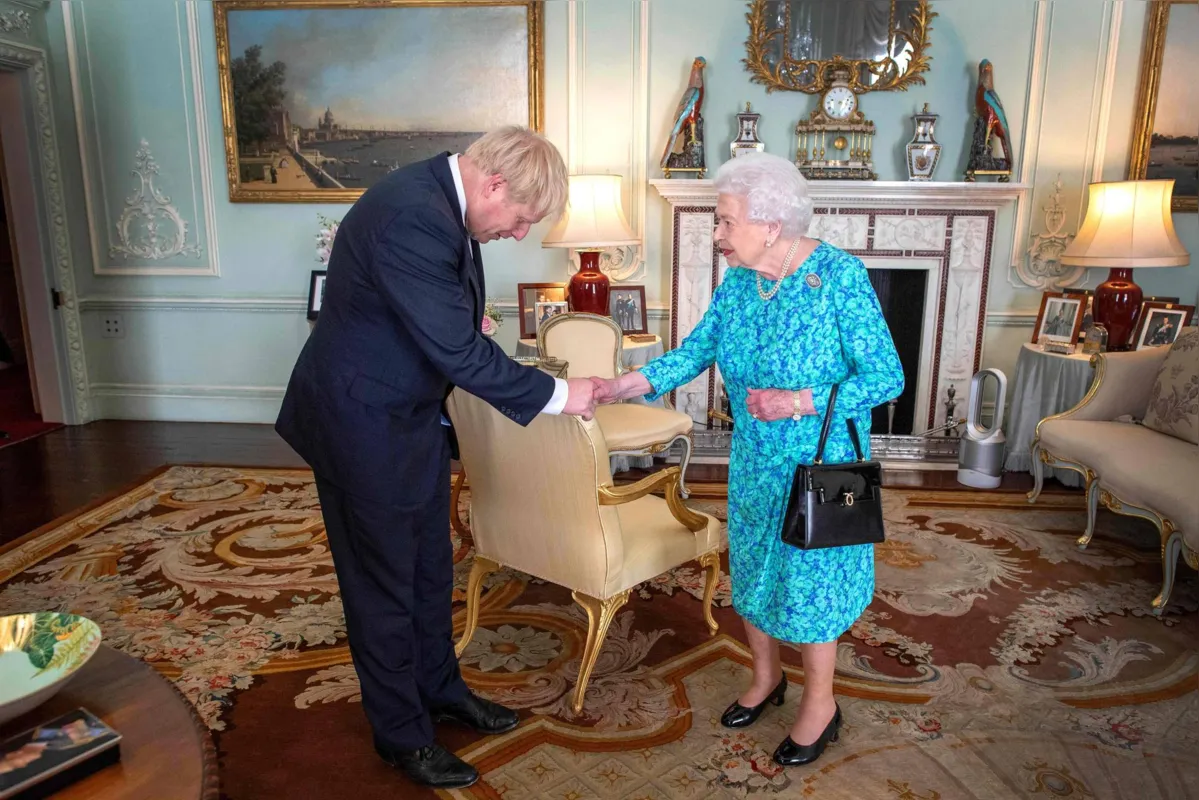 Conservador recebeu oficialmente da rainha Elizabeth 2ª a incumbência de formar um governo