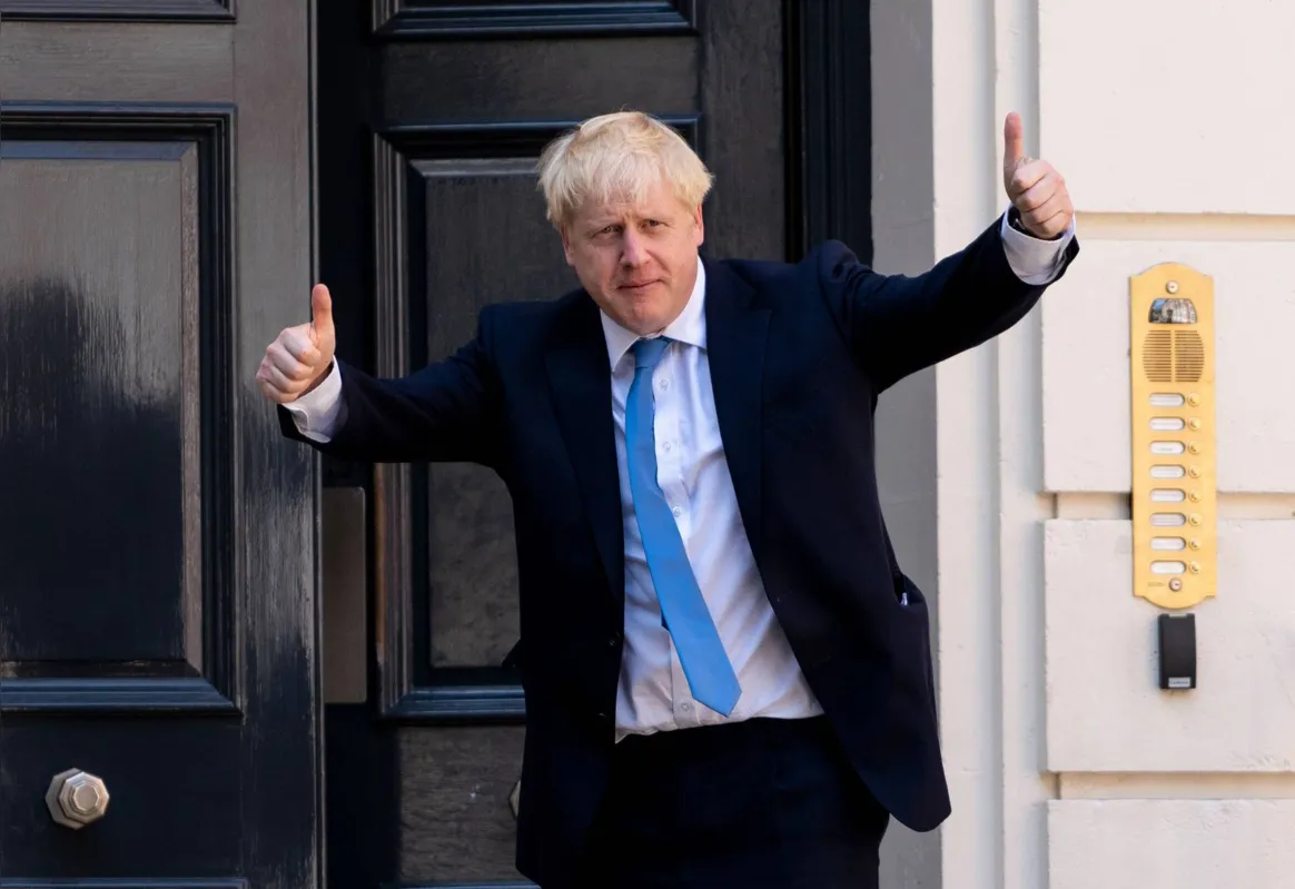 Deputado ascende à chefia de governo com a promessa de solucionar a maior crise da política britânica em décadas: como levar a cabo o Brexit