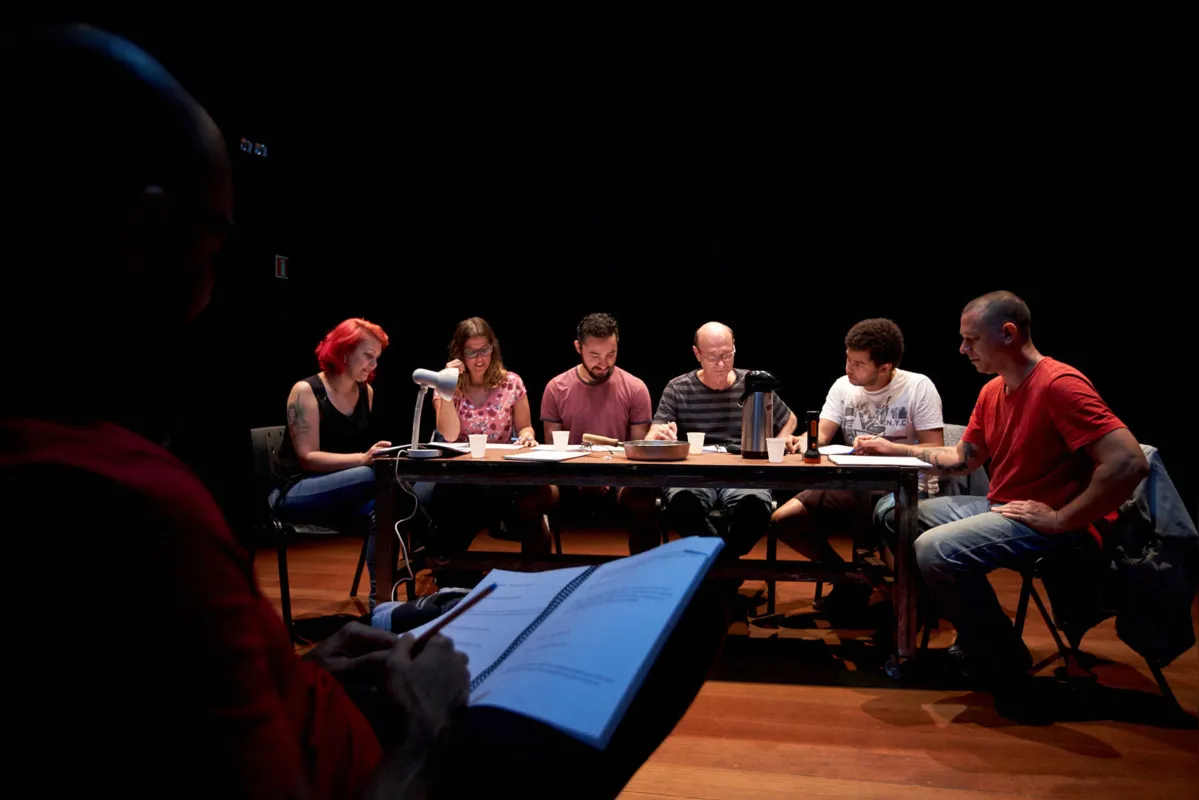 Ensaio da leitura dramática da obra " Onde e Quando Nós Morremos", do  francês Riad Gahmi: projeto de dramaturgia envolve artistas do Brasil e de outros países