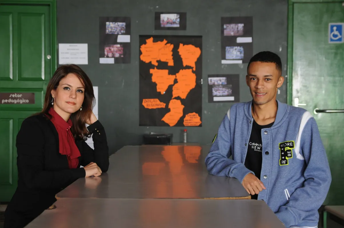 A iraniana Solmaz Salahshour com o colega brasileiro Lucas dos Santos Silva:  entre uma aula e outra no Ceebja ela sanava a curiosidade da turma sobre a cultura do seu país 
