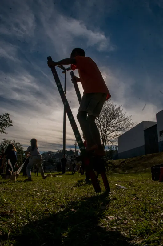 "O projeto acaba carregando a metáfora do agigantar-se, de que se cair é possível se erguer e começar novamente, sempre juntos e com o apoio da comunidade"