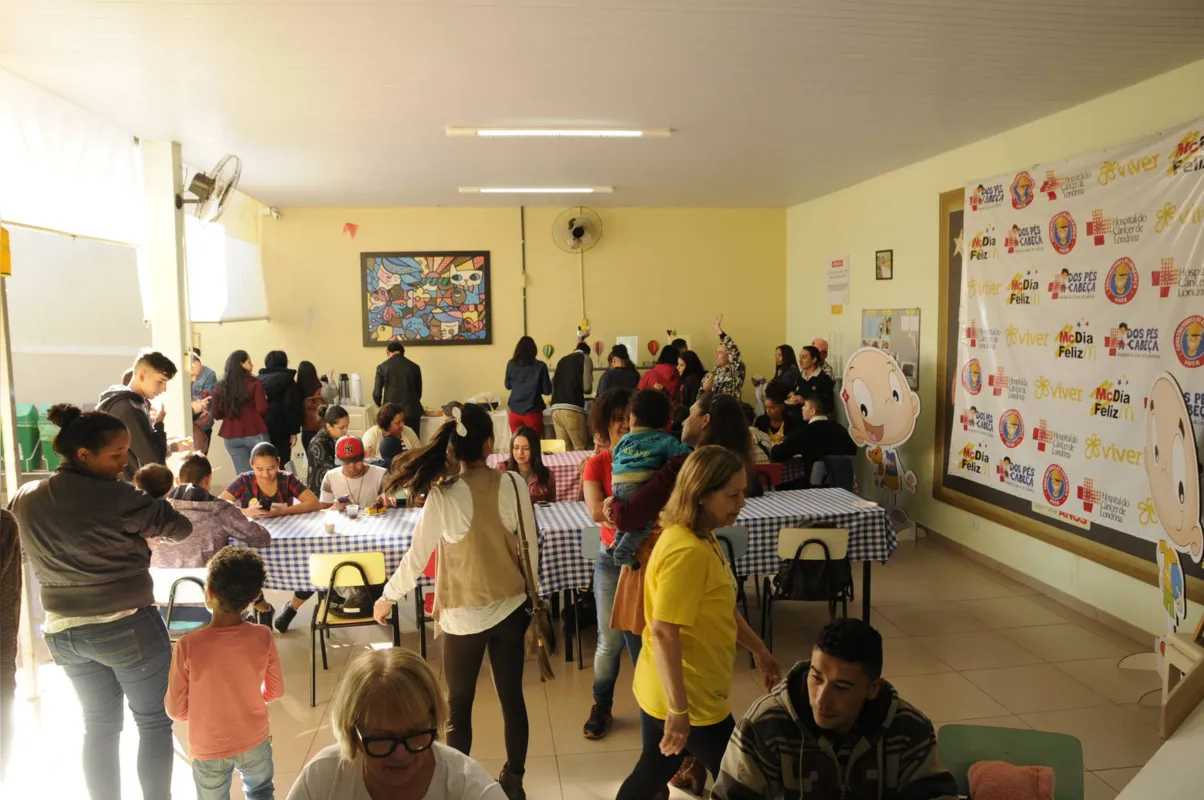  Além do apoio material, com a doação de refeições, hospedagem e medicamentos,
os pacientes e seus familiares recebem apoio emocional e psicológico na ONG