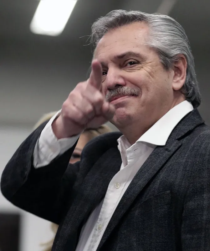 Fernández, que tem como vice em sua chapa a ex-mandatária Cristina Kirchner, surpreendeu ao vencer a disputa primária