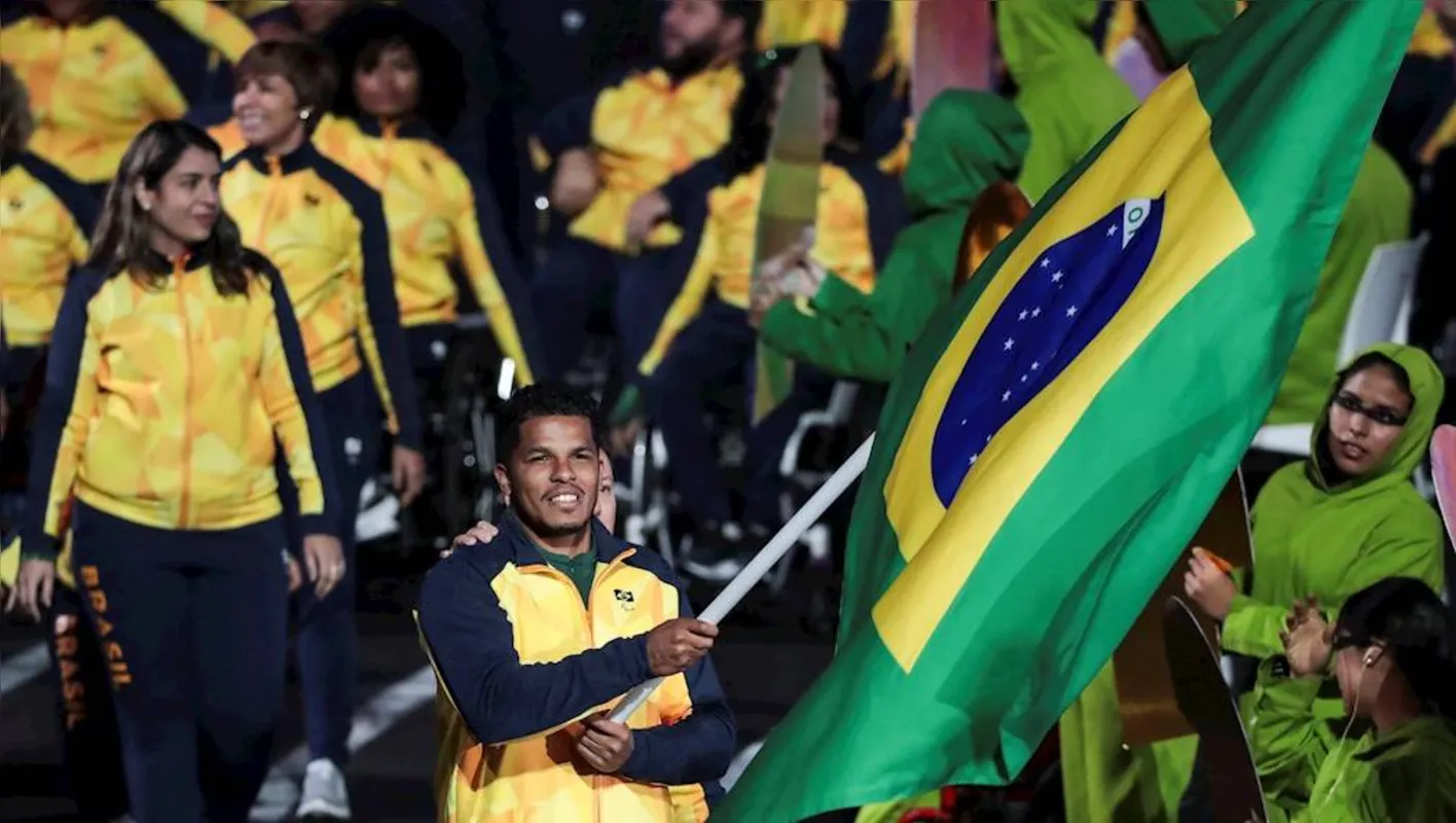 Leomon Moreno carrega a bandeira brasileira
