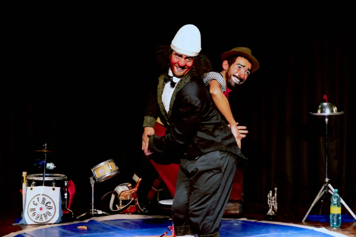 Cia Circo Rodado: três palhaços  apresentam ao público um grande circo