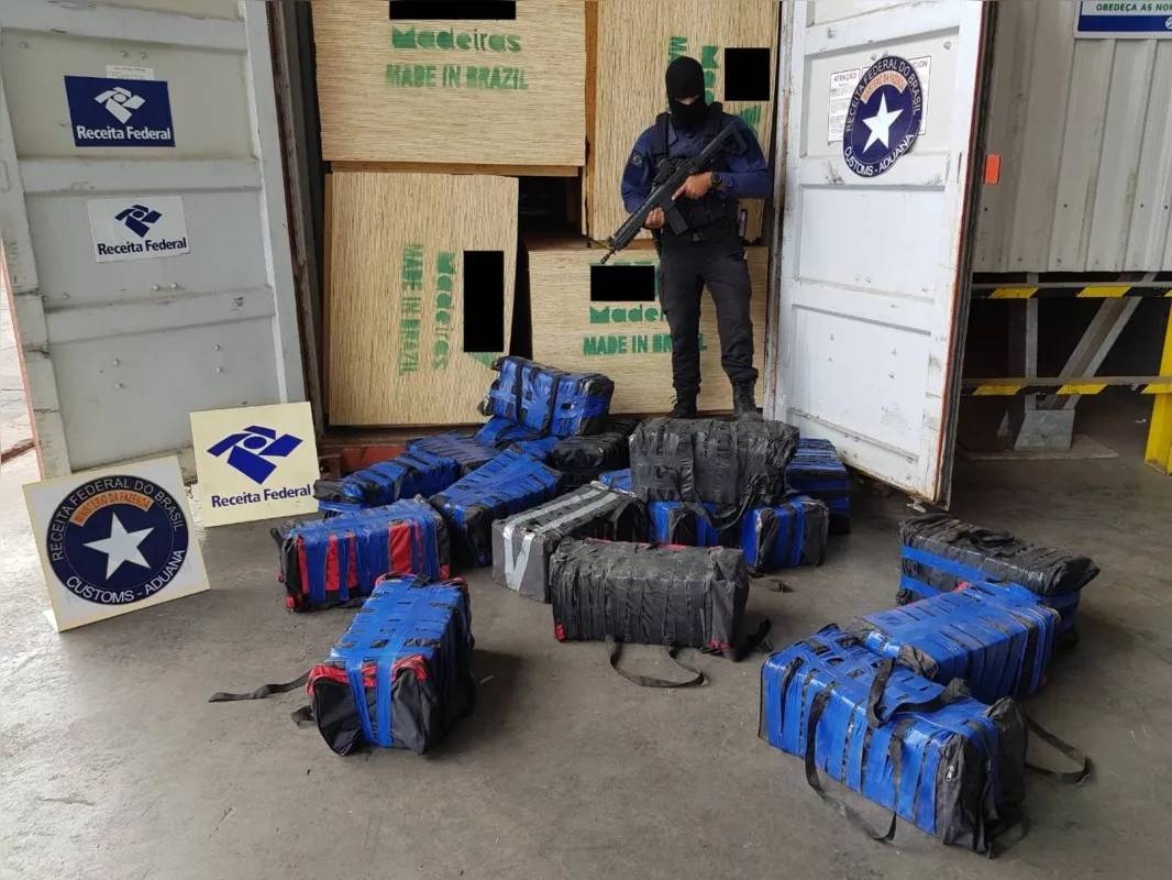 Equipe da Alfândega encontrou 20 bolsas com cerca de 558 quilos de cocaína em um contêiner que iria para o porto de Antuérpia na Bélgica, neste domingo (18).