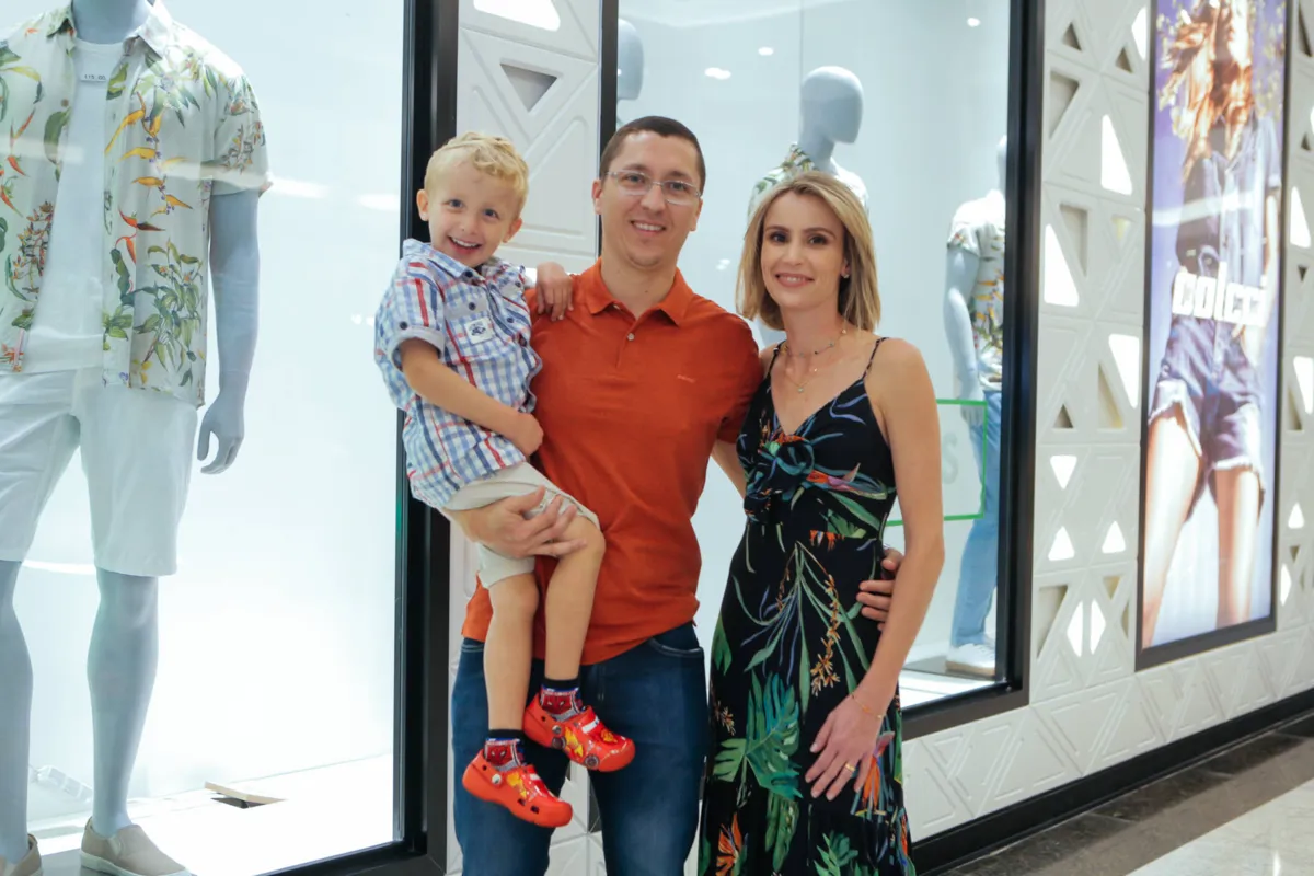 Os anfitriões, Luiz Carlos Cantanhede Junior e Roberta Zanelli com o filho, Vinicius