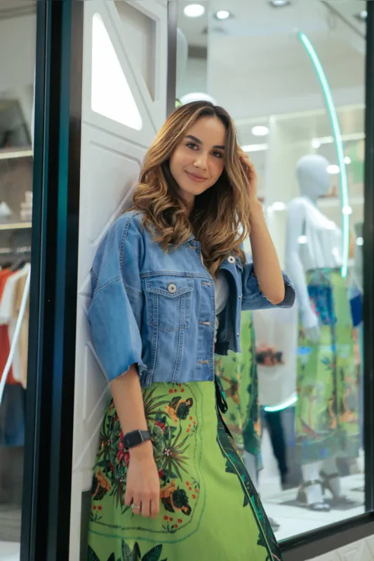 Digital influencer responsável pelas redes sociais da Colcci Londrina, Fernanda Canezin veste a marca