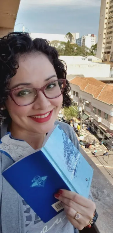 Renata Suzue Ogata segura o último exemplar adquirido para seu acervo. 
“Me interessei em colecionar porque literatura é puro prazer”