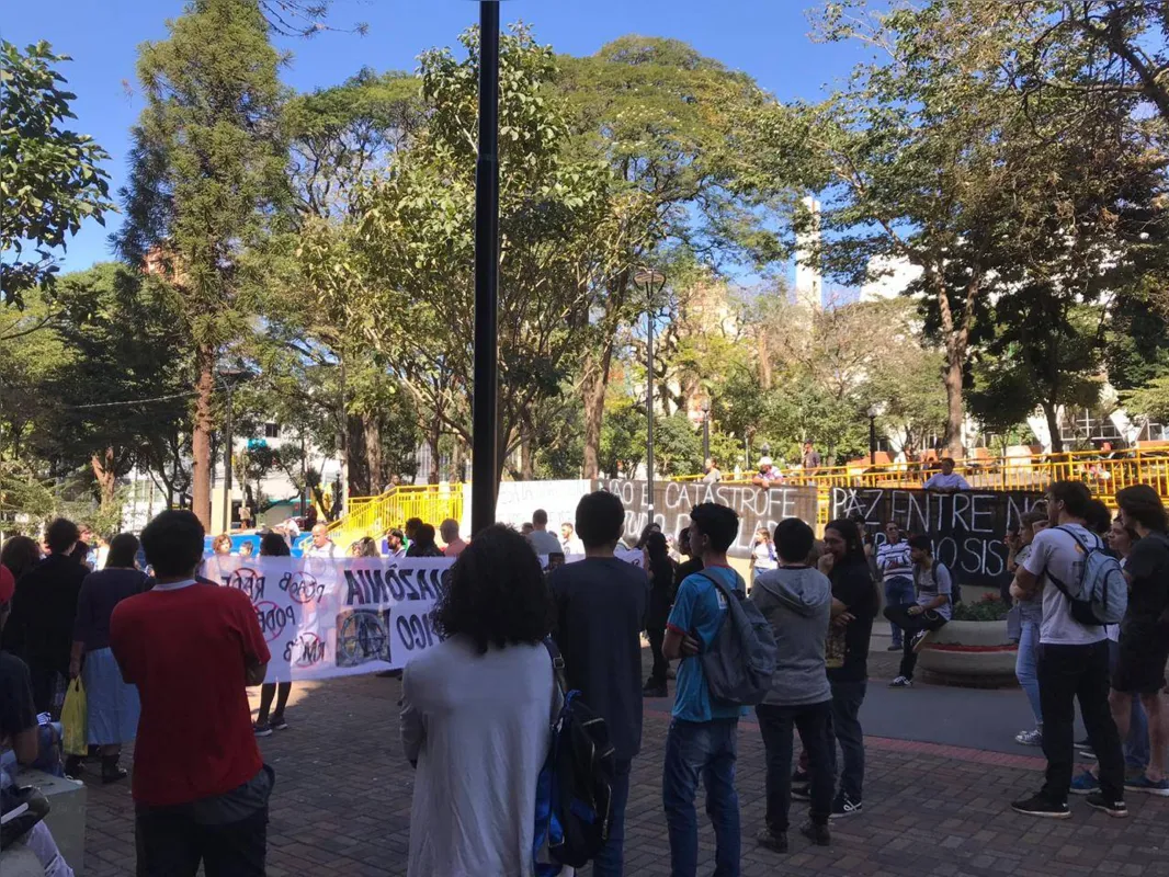 Em Londrina, mobilização foi tímida e dividida entre movimentos distintos