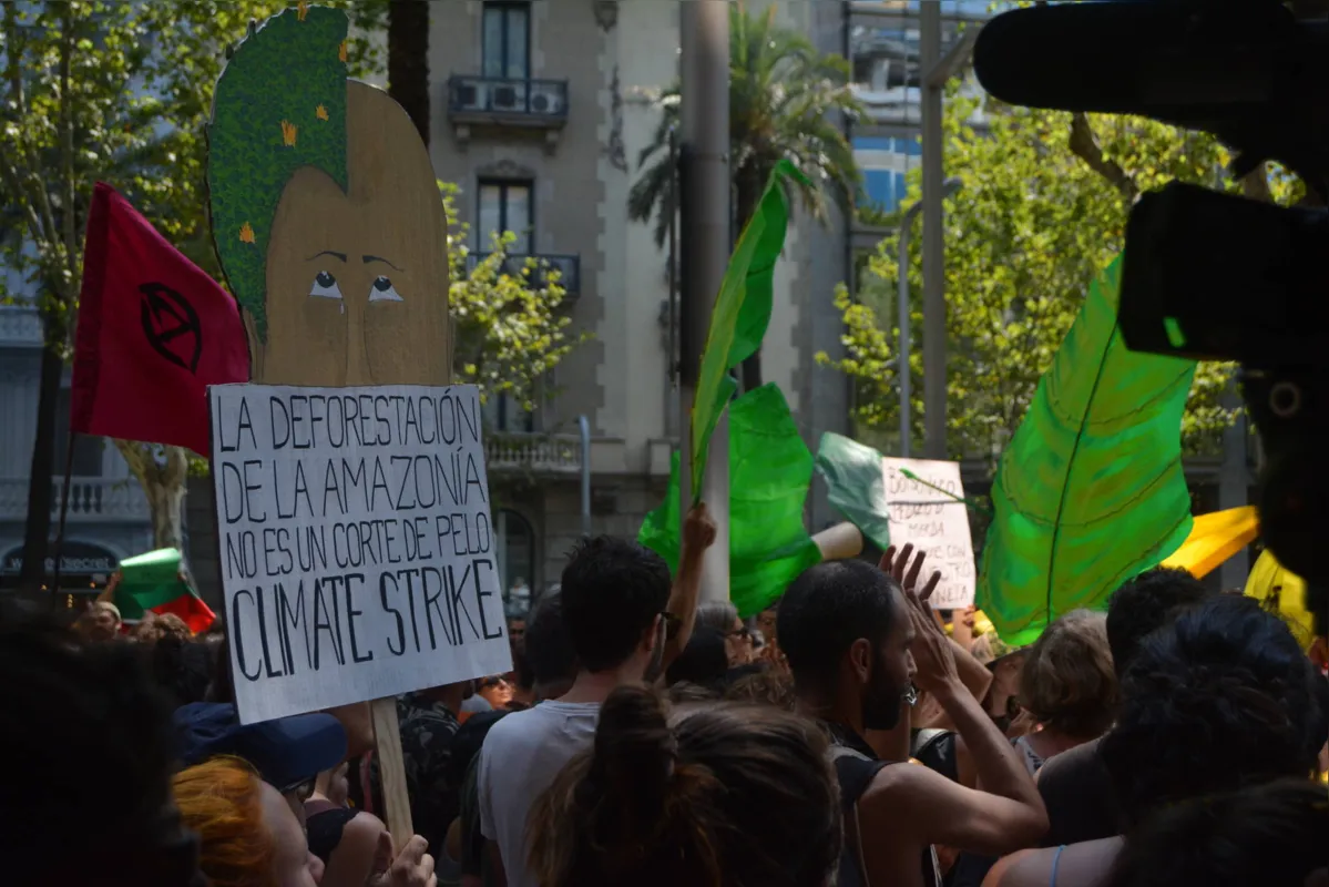 Ativistas protestaram pelo mundo. Em Barcelona, mobilização teve folhas gigantes