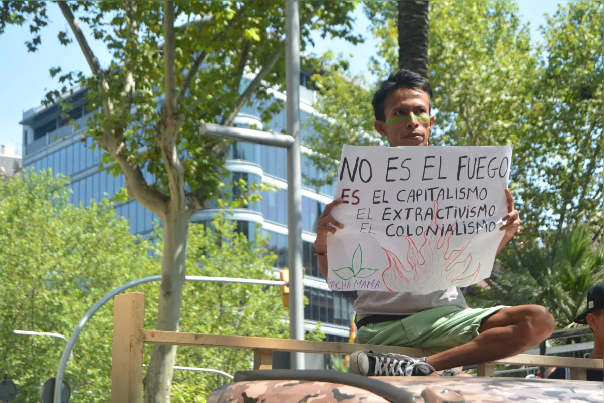 Ativistas protestaram pelo mundo. Em Barcelona, mobilização teve folhas gigantes