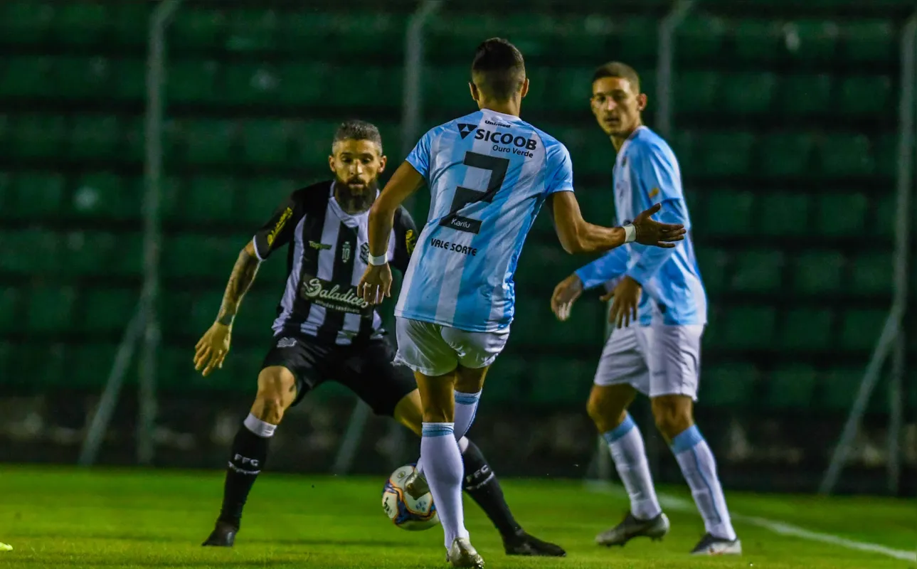 O atacante Safira (à direita) fez o gol do Londrina, que cedeu empate após pressão no segundo tempo 