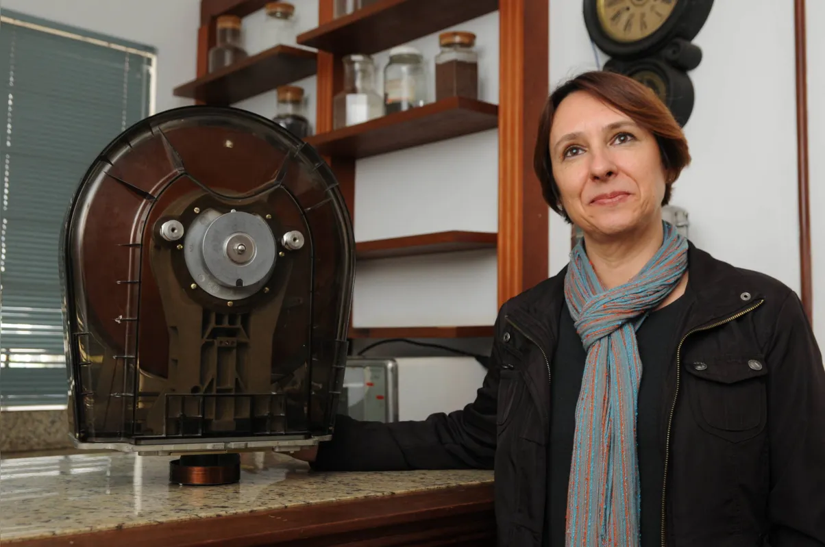 Edméia Aparecida Ribeiro, diretora do museu: "O  disco rígido era deste tamanho e gravava muito menos que o meu celular"