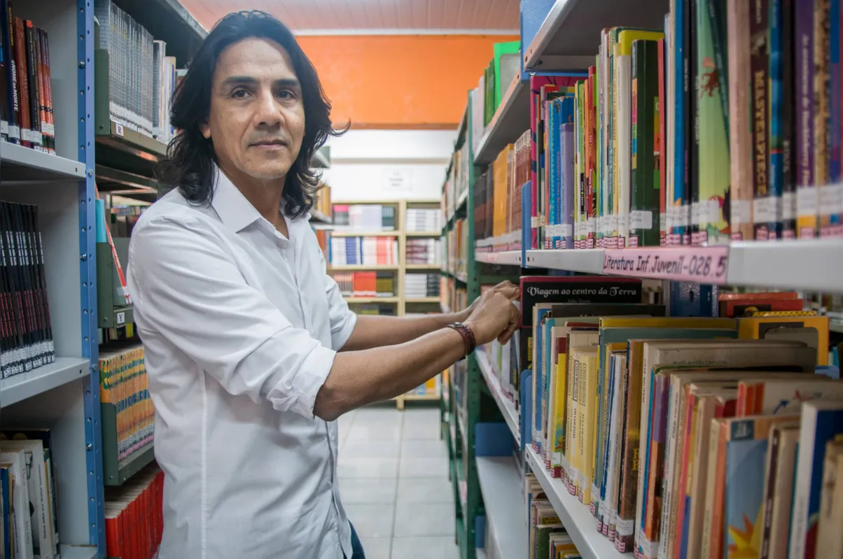 Rovilson José da Silva no IEEL: “É preciso dialogar com a comunidade escolar e envolvê-la na luta por uma efetiva mudança na biblioteca”
