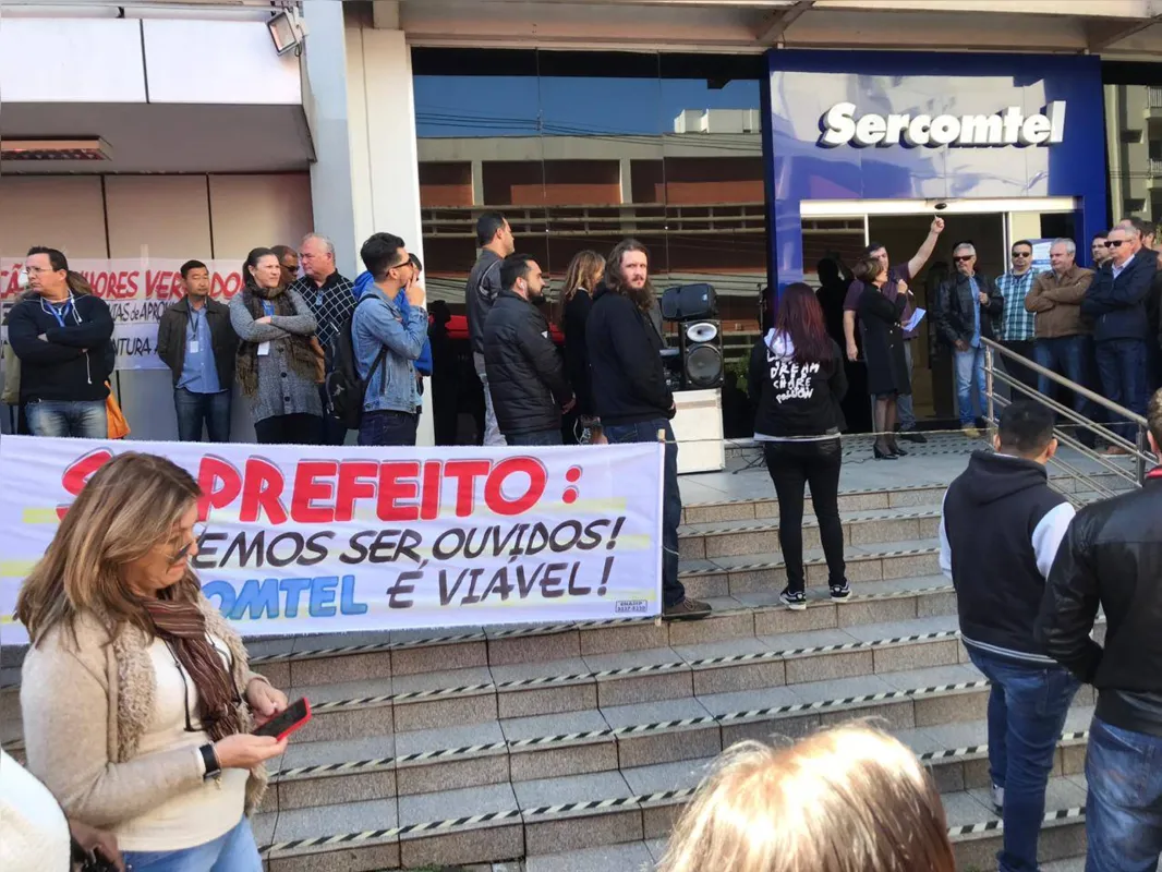 Funcionários deram um abraço simbólico na sede da empresa na manhã de sexta