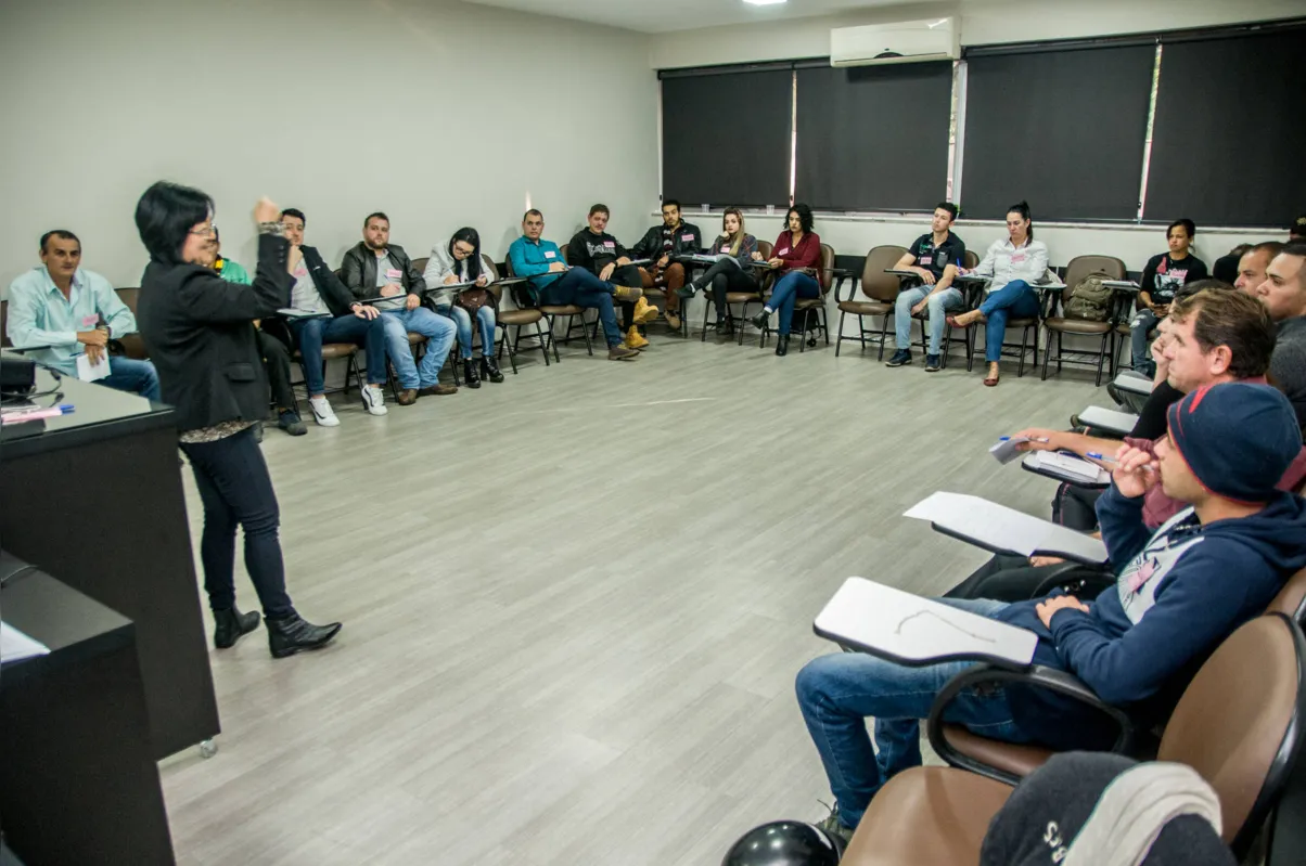 Mais de 90% dos participantes do curso de garçom da Abrasel Norte do Paraná já estão contratados e buscam qualificação
