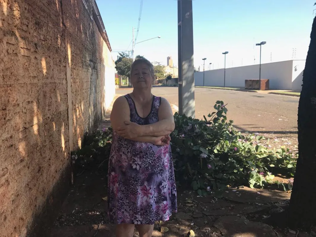 Na zona leste, a árvore na calçada em frente à casa de Sonilda Batista foi podada. "Quando chove e tem ventania dá medo", relata.