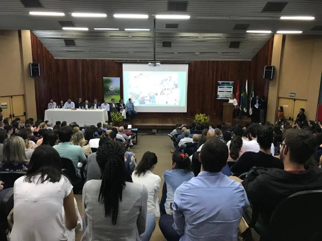 Representantes da UEL e UEM reuniram-se com lideranças políticas, servidores e estudantes para discutir a situação