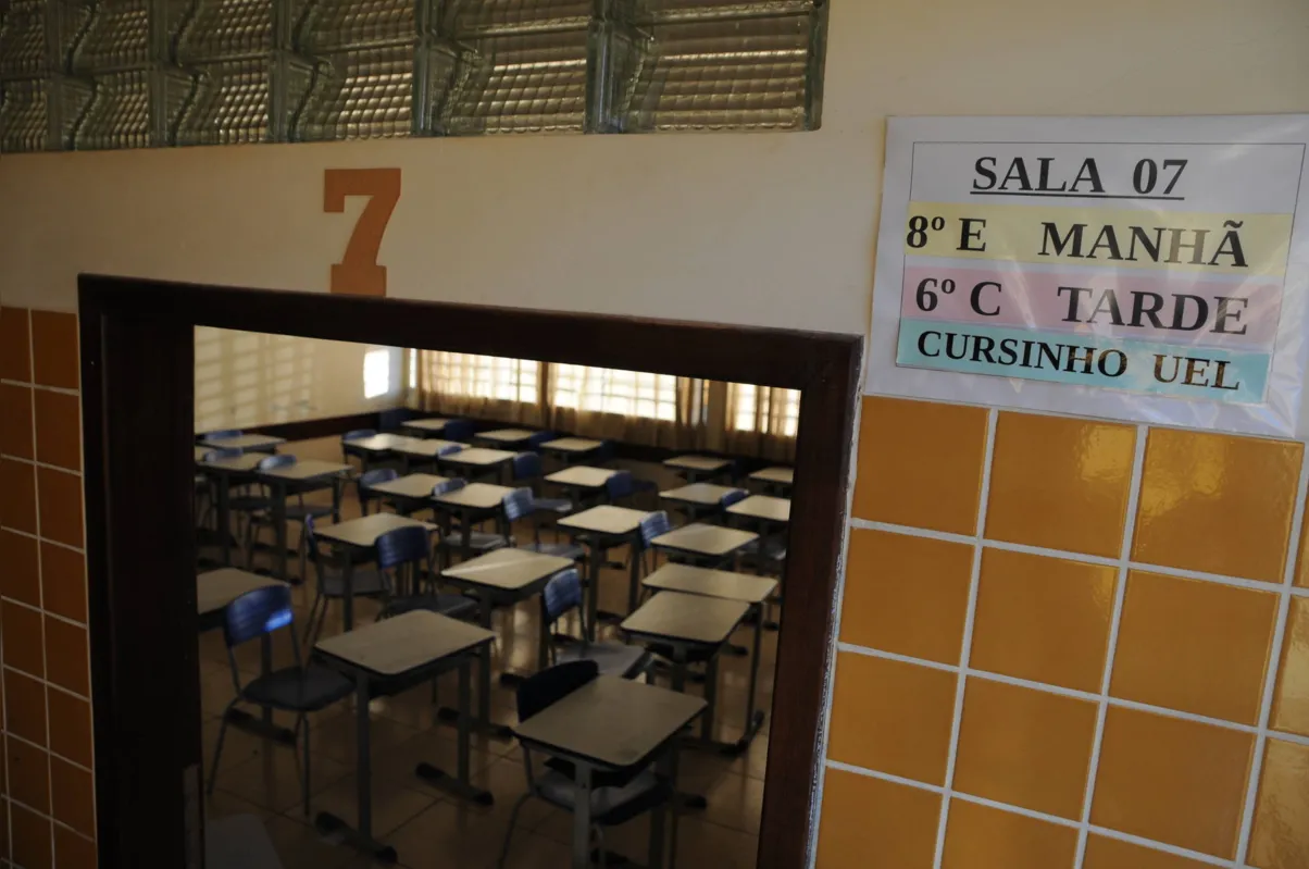 Cursinho  funciona em uma sala do colégio estadual; aulas são no período noturno 