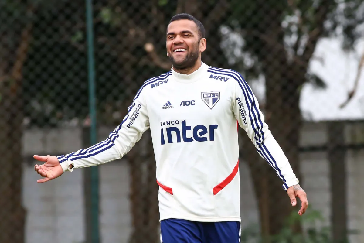 Daniel Alves teve a sua documentação regularizada e deve ser titular no duelo de domingo, contra o Ceará