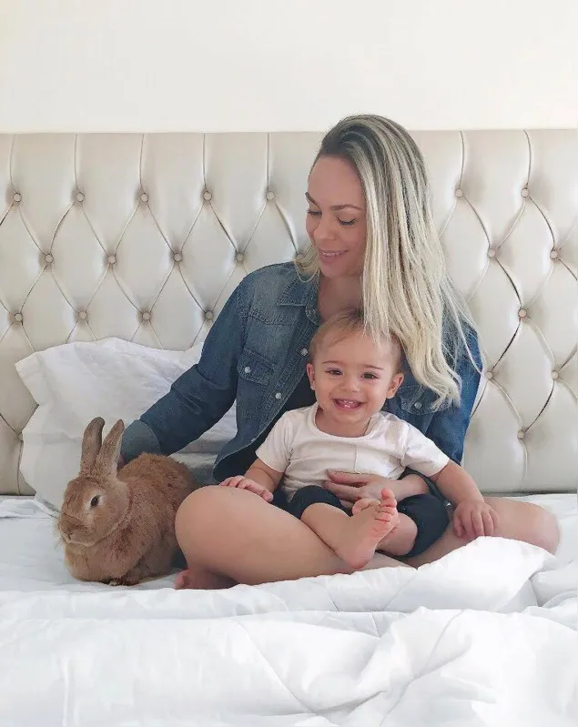 Thatiane Serpeloni com o filho Miguel e o coelho Chicó: “Ele não vive sem couve e banana, seus pratos favoritos"