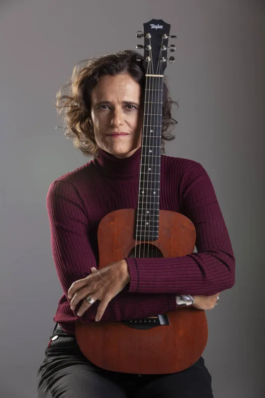No novo CD, a cantora e compositora investe em antigas e novas parcerias, como a retomada com o músico Christiaan Oyens