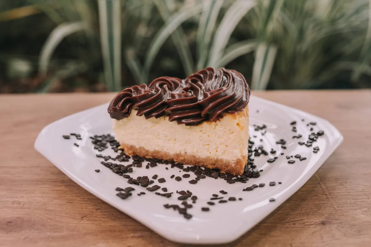 O Cheesecake de Brigadeiro, que cai bem com qualquer bebida, está no cardápio da Delicato Brigadeiria