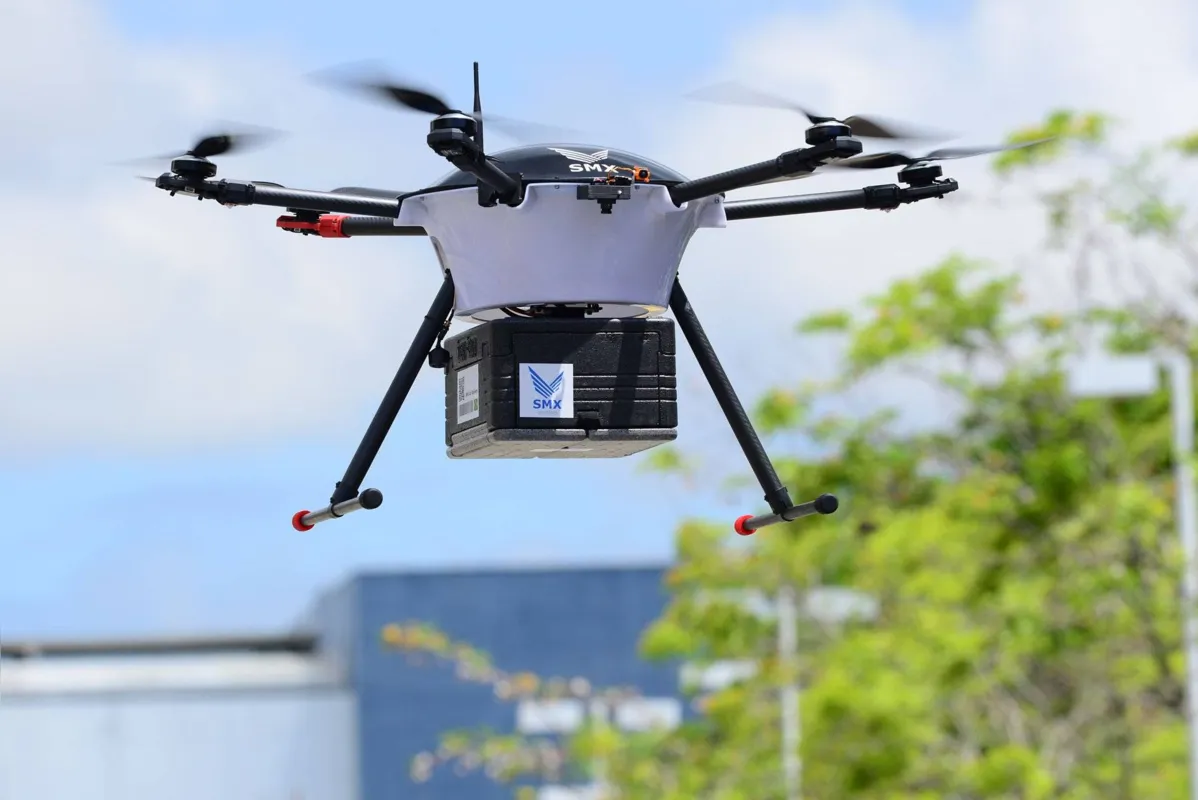 Além de ser registrado pela Anac, o equipamento precisa ser homologado pela Anatel (Agência Nacional de Telecomunicações) e ter a operação autorizada pelo Decea (Departamento de Controle do Espaço Aéreo) para realizar entregas