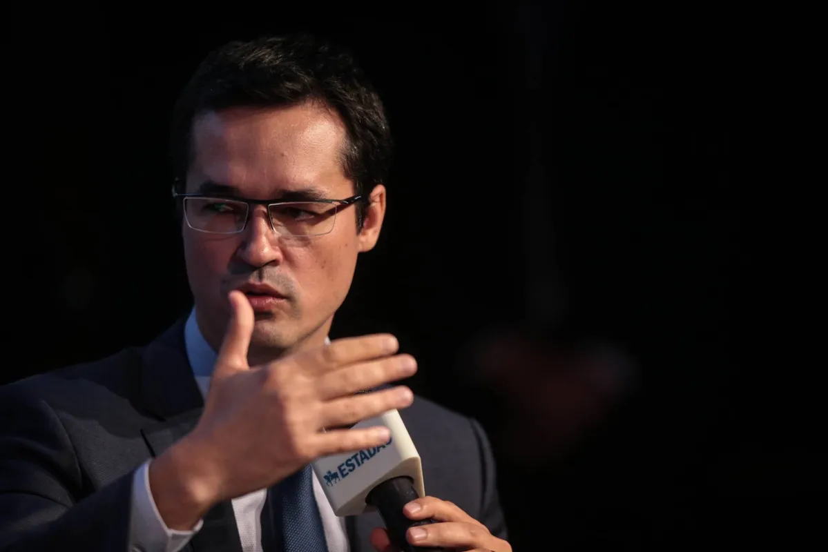 O procurador teria conversado com sua esposa sobre a iniciativa: “É um bom jeito de aproveitar nosso networking e visibilidade", escreveu