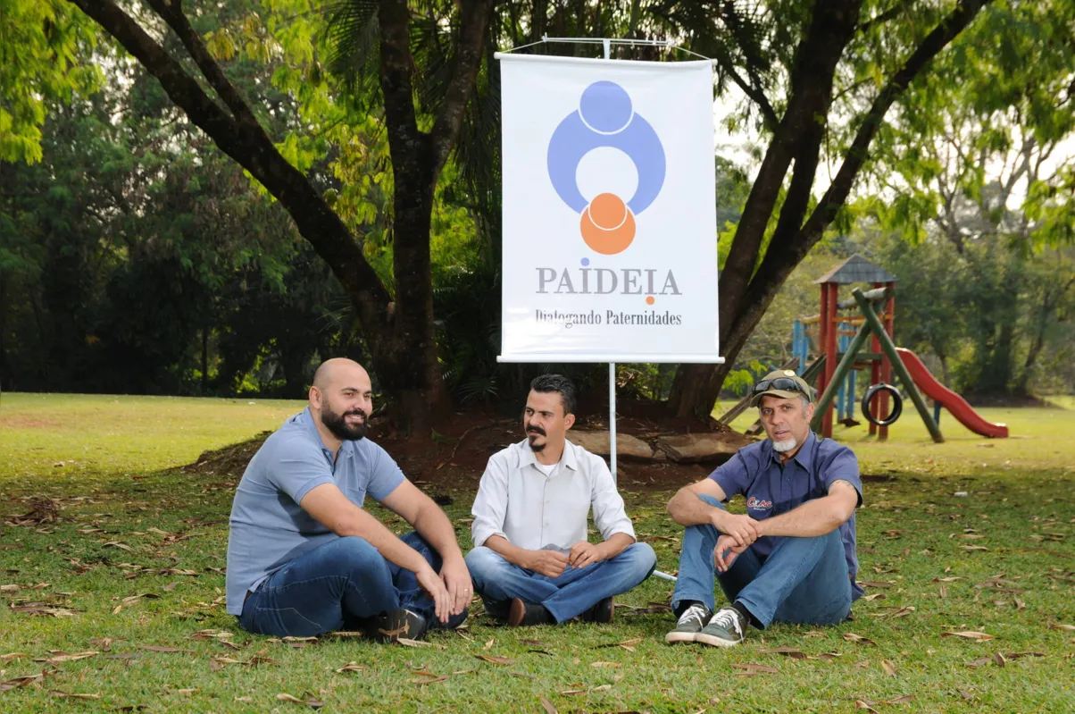  Dúvidas e anseios sobre a arte de ser pai unem Luis Henrique Silva, Valter Prado e  Matheus Cruz no grupo Paideia: Dialogando Paternidades