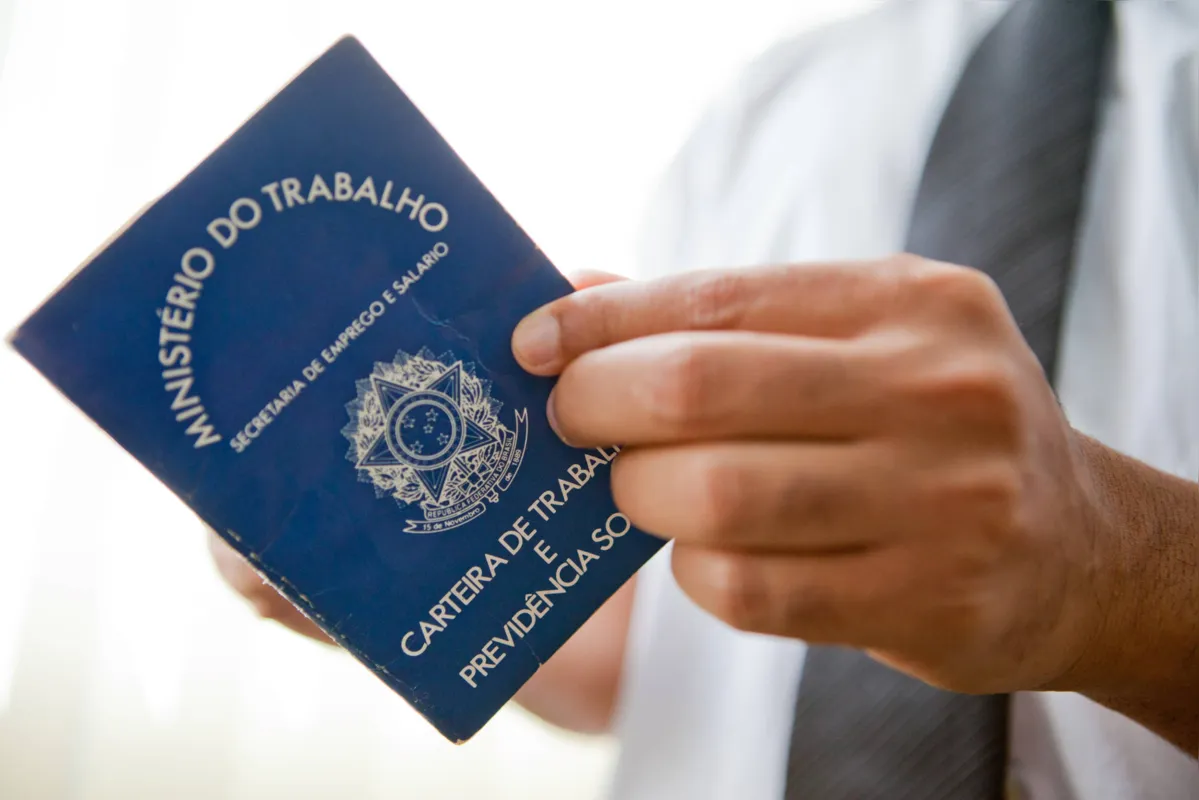 Proporção de pessoas a procura de trabalho em períodos mais curtos está diminuindo, mas tem crescido nos mais longos