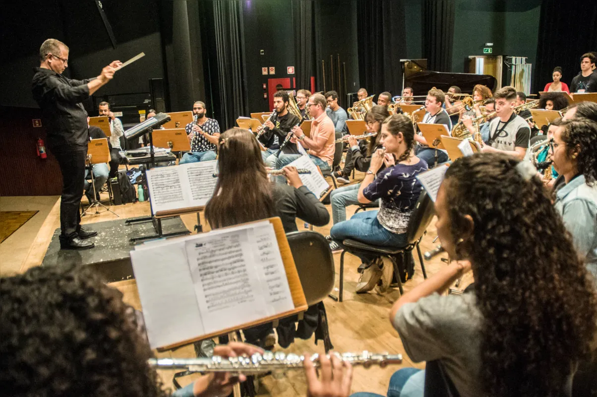 Sob regência de Lélio Alves, os integrantes da Banda Sinfônica junto com o Coro do 39º FIML apresentarão  repertório festivo com temas de filmes e obras de compositores eruditos e populares