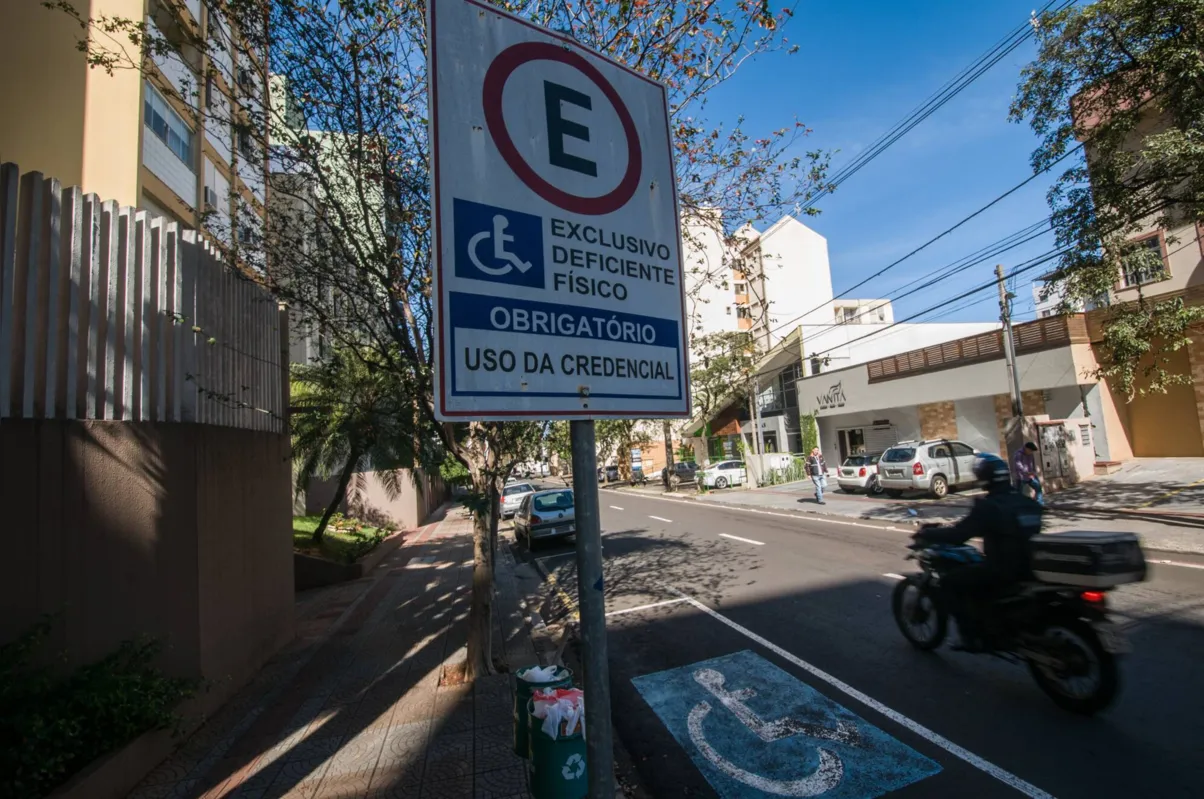 Imagem ilustrativa da imagem Desrespeito às vagas especiais gera mais de 600 autuações em Londrina