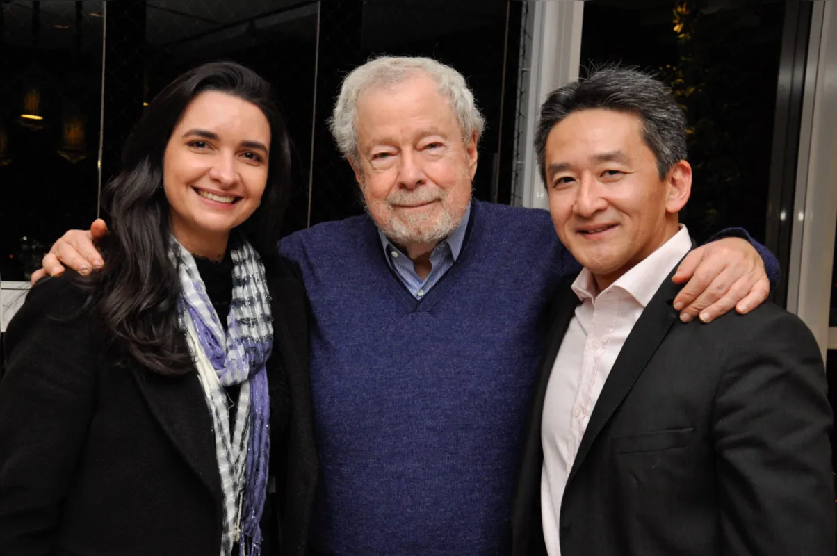 Tatiane e Gildo Fujii com o pianista Nelson Freire