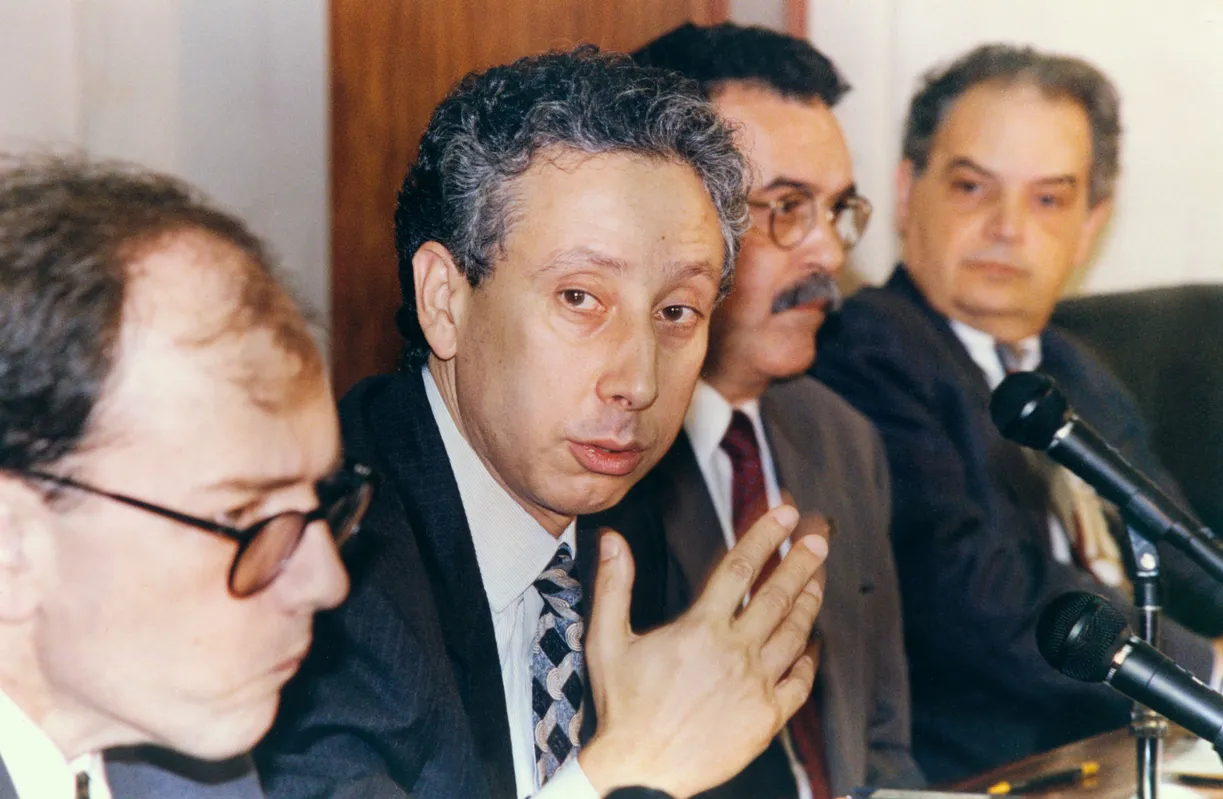 Pérsio Árida anuncia medidas tomadas pelo Conselho Monetário Nacional para conter o consumo (1995) FOTO SÉRGIO AMARAL/ESTADÃO CONTEÚDO/AE