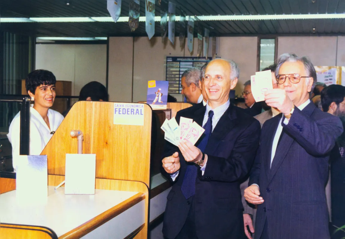 Rubens Ricúpero com o Presidente Itamar Franco mostram cédulas de Real (1994) FOTO Edivaldo Ferreira/AE